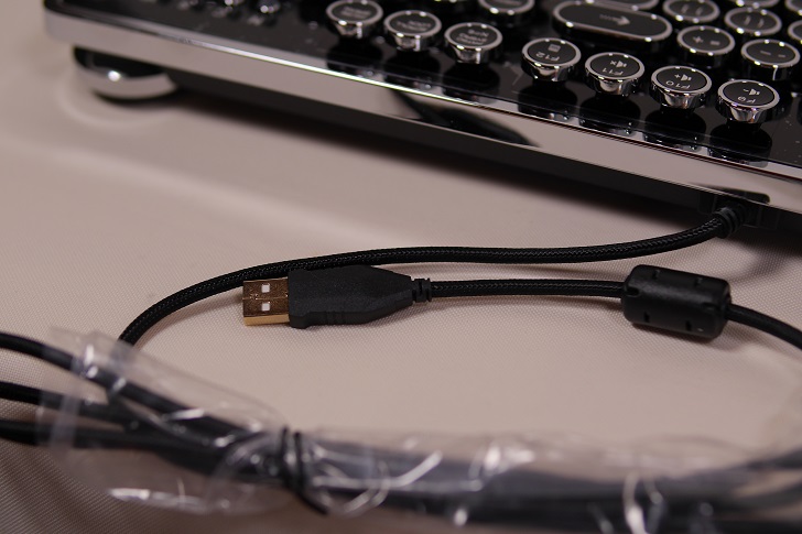 上海問屋 USB接続 タイプライター風ゲーミングキーボードのケーブル