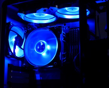 MasterFan Pro 120 RGBの光具合、青、その2